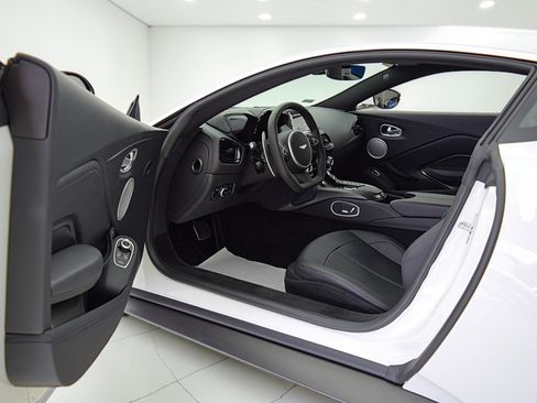 Used 2023 Aston Martin V8 Vantage Coupe RWD image 34