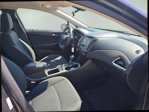 Used 2017 Chevrolet Cruze LT FWD image 21