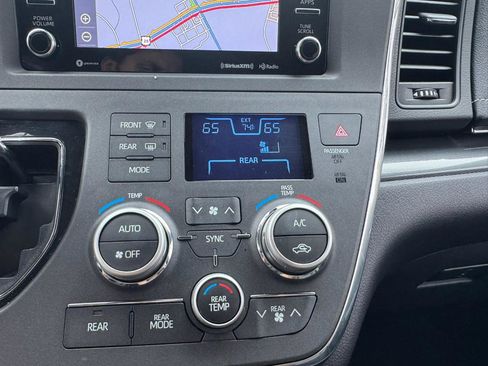Used 2018 Toyota Sienna SE Premium w/ Carpet Mat Package FWD image 22