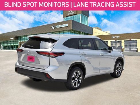 Used 2024 Toyota Highlander XLE FWD image 5