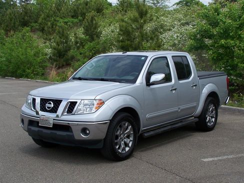 Used 2019 Nissan Frontier SL image 3