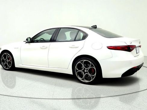 Used 2023 Alfa Romeo Giulia Veloce AWD/4WD image 7