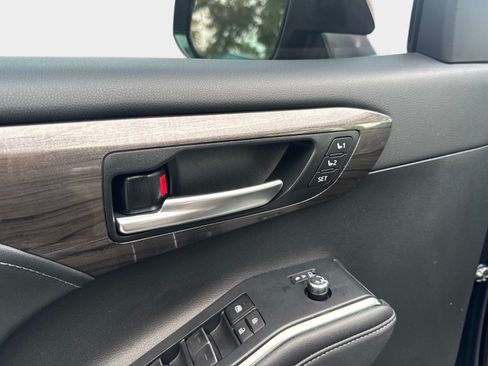 Used 2023 Toyota Highlander Platinum FWD image 18