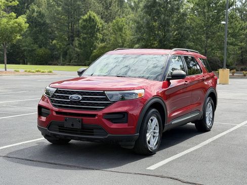 Used 2020 Ford Explorer XLT w/ Comfort Package AWD/4WD image 3