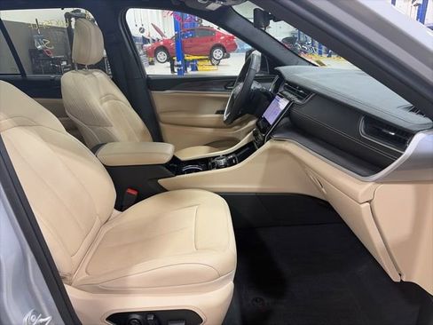 Used 2023 Jeep Grand Cherokee Limited AWD/4WD image 12
