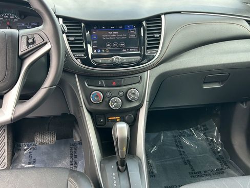 Used 2020 Chevrolet Trax LT w/ LT Convenience Package image 23