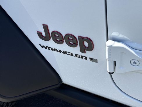 Used 2025 Jeep Wrangler Unlimited Rubicon AWD/4WD image 29