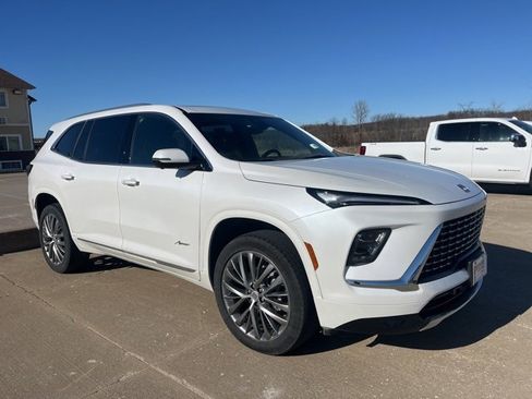 Used 2025 Buick Enclave Avenir image 1