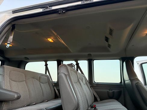 Used 2004 Chevrolet Express 1500 Passenger RWD image 17
