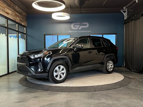 Used 2021 Toyota RAV4 LE image 7