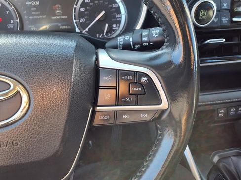 Used 2022 Toyota Highlander XLE FWD image 16
