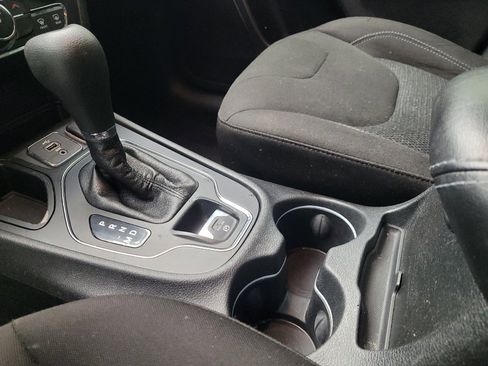 Used 2019 Jeep Cherokee Latitude w/ Popular Appearance Group FWD image 26