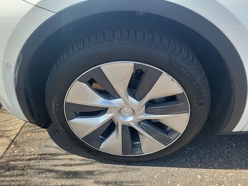 Used 2022 Tesla Model Y Long Range AWD/4WD image 31