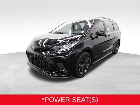 Used 2025 Toyota Sienna XSE image 4