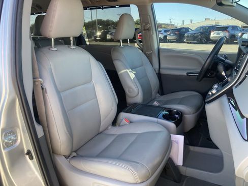 Certified 2020 Toyota Sienna XLE image 28