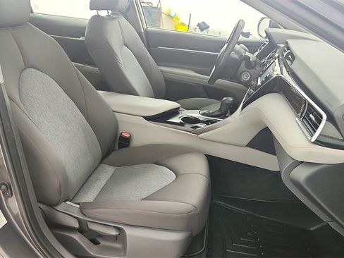 Used 2018 Toyota Camry LE image 30