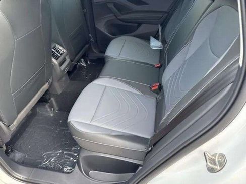 New 2025 Volkswagen Tiguan SE image 7