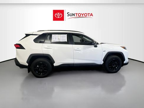 Used 2020 Toyota RAV4 LE FWD image 2
