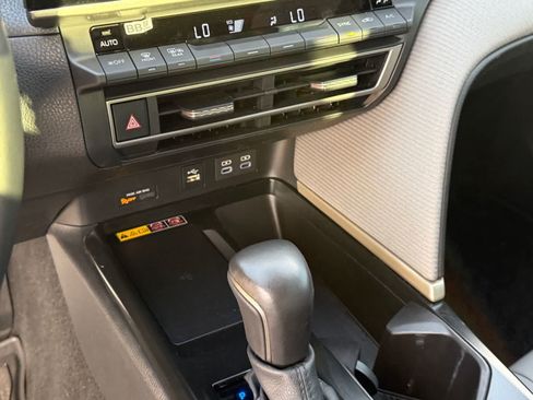 Used 2025 Toyota Camry SE w/ Convenience Package FWD image 22