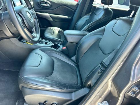 Used 2019 Jeep Cherokee Latitude Plus w/ Comfort/Convenience Group FWD image 7