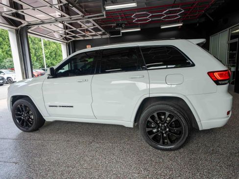 Used 2021 Jeep Grand Cherokee Laredo X AWD/4WD image 2