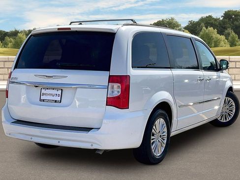 Used 2015 Chrysler Town & Country Touring-L w/ Driver Convenience Group image 9