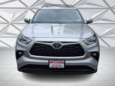 Used 2021 Toyota Highlander XLE AWD/4WD image 3