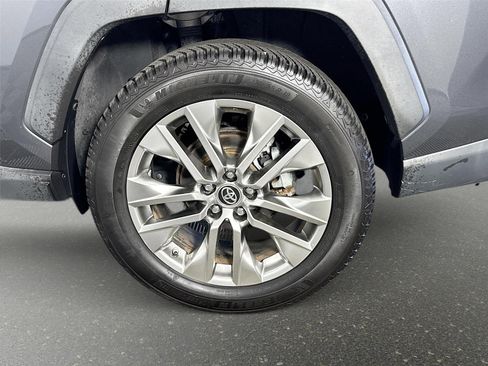Used 2019 Toyota RAV4 XLE Premium FWD image 31