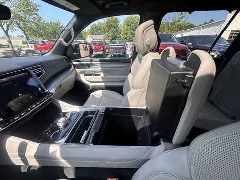 Used 2025 Jeep Wagoneer Series III w/ Premium Group I AWD/4WD image 23