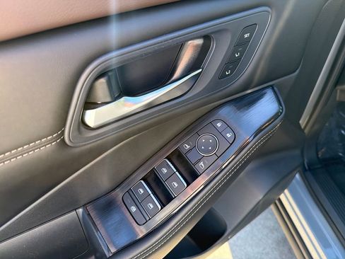 Used 2023 Nissan Rogue SL w/ SL Premium Package image 19