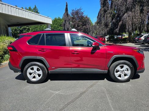 Used 2021 Toyota RAV4 LE AWD/4WD image 3