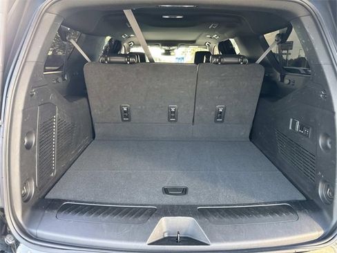 Used 2023 GMC Yukon XL SLT w/ SLT Premium Package image 12