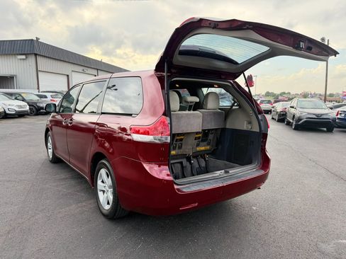 Used 2014 Toyota Sienna L image 10