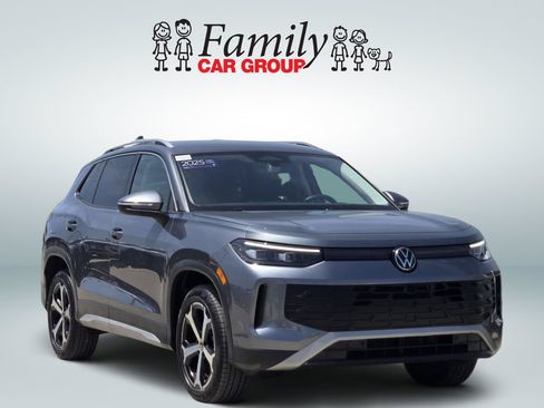 Used 2025 Volkswagen Tiguan SE AWD/4WD image 2