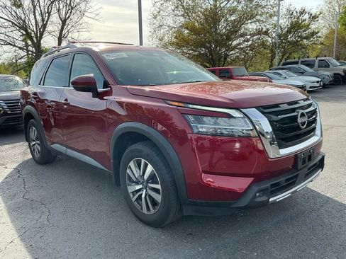 Used 2023 Nissan Pathfinder SL image 1
