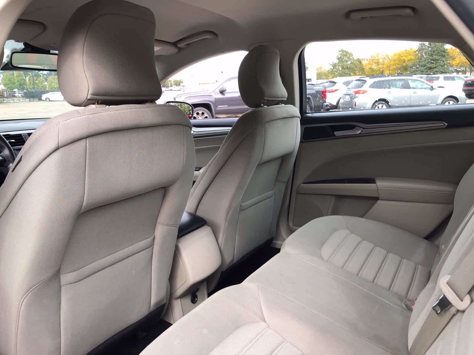 Used 2018 Ford Fusion SE FWD image 5