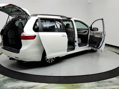 Used 2018 Toyota Sienna XLE image 11