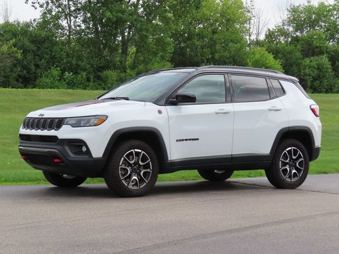 Used 2025 Jeep Compass Trailhawk AWD/4WD image 8