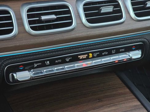 Used 2025 Mercedes-Benz GLS 580 4MATIC image 30