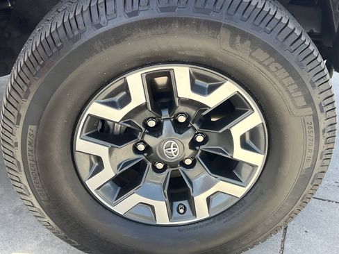 Used 2018 Toyota Tacoma TRD Off-Road w/ Technology Package RWD image 8