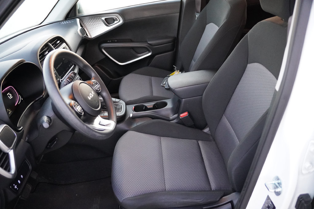 Certified 2023 Kia Soul LX w/ LX Technology Package FWD image 4