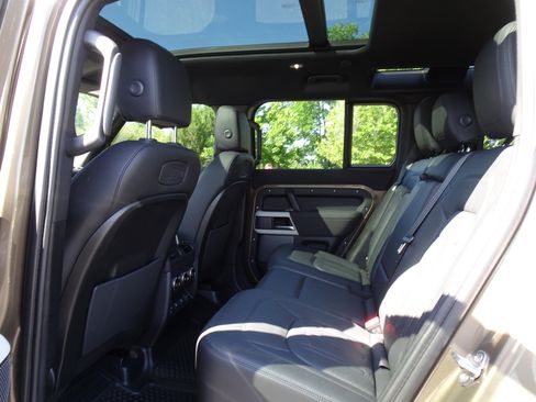 Used 2022 Land Rover Defender 110 SE AWD/4WD image 21