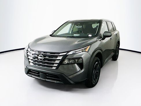 Used 2024 Nissan Rogue SV image 3