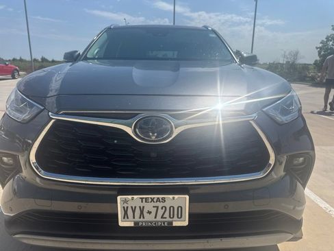 Used 2020 Toyota Highlander Platinum FWD image 3