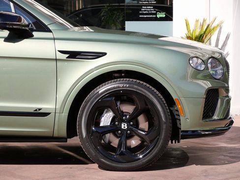 Used 2025 Bentley Bentayga image 6