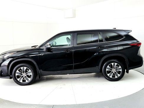 Used 2024 Toyota Highlander XLE image 3