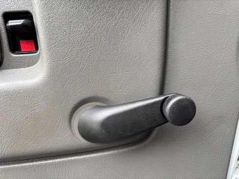 Used 2011 Chevrolet Express 2500 RWD image 13