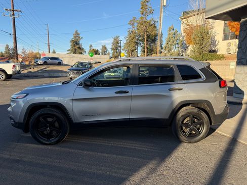 Used 2016 Jeep Cherokee Latitude image 3