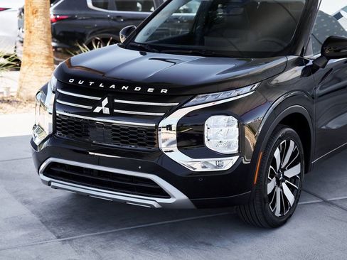 Used 2025 Mitsubishi Outlander SE image 5