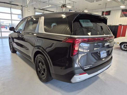 Used 2025 Kia Carnival FWD image 5